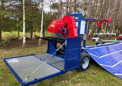 Baumerschütterungsmaschine in der Obstplantage: Eine Maschine bringt die Früchte zum Fallen
